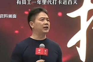 ?玩嗨了！阿伯丁球迷比赛中朝对方门将扔雪球，比赛一度中断